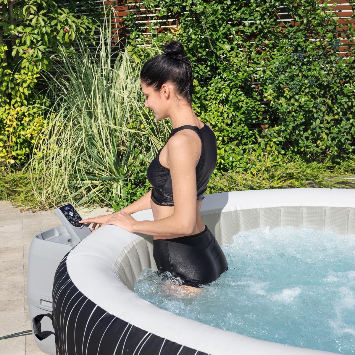 Kobieta relaksująca się w SPA na tarasie. - ujęcie nr 2